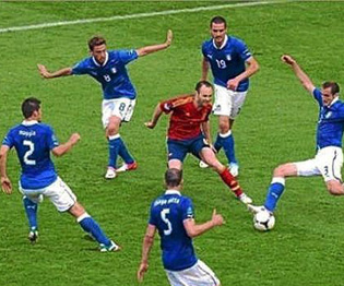 Iniesta Rodeado Eurocopa 2012- MARCA.com