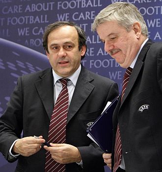 Platini y Gaillard, portavoz de la UEFA, charlan