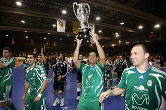 Los jugadores del Inter Movistar celebran la Supercopa lograda en Segovia