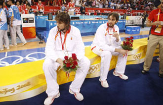 Los hermanos Gasol, en el podio con la medalla de plata