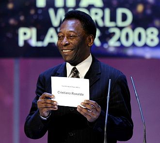 Pelé anuncia a Cristiano Ronaldo como ganador del mejor jugador del año