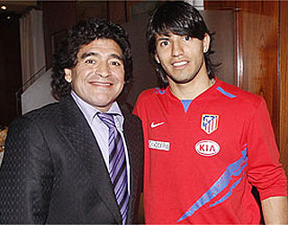 Maradona y Agero posan juntos antes de una comida.