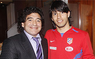 Maradona y Agüero posan antes de una comida.