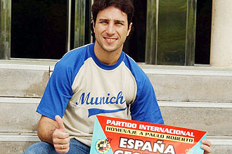Paulo Roberto, en una foto de archivo con el cartel de su partido homenaje