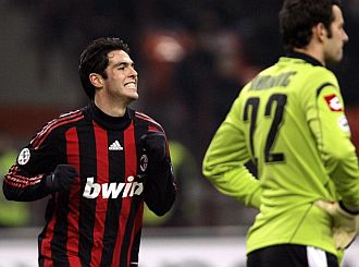 Kak� festeja un gol con el Milan