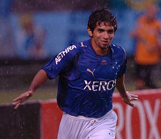 Guilherme celebrando uno de los goles con el Cruzeiro