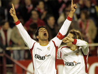 Renato celebr� por todo lo alto el gol.