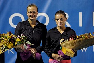 Petra Kvitova e Iveta Benesova con sus trofeos en Hobart.