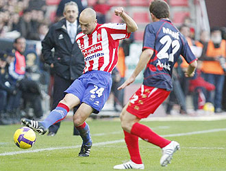 Matabuena golpea al baln en presencia de Man durante el Sporting-Almera