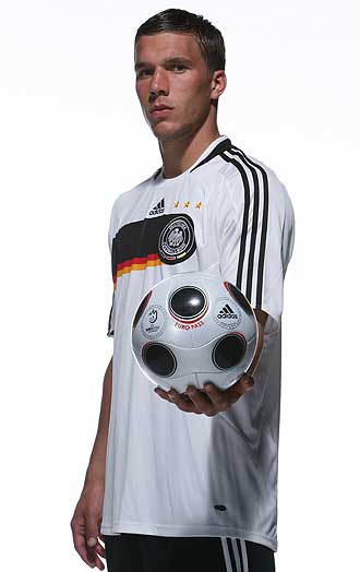 Lukas Podolski posando con el uniforme de Alemania
