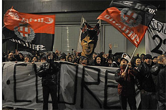 Aficionados del Milan se manifiestan en contra de la salida de Kaká frente a la sede del club