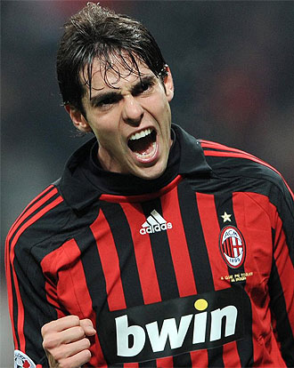 Kaká celebra un gol con el Milan