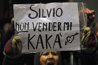 "Silvio, no me vendas a Kak". Manifestacin en Milan en contra de la venta de Kak