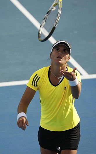 Anabel Medina tira la raqueta en su choque ante Holland en primera ronda del Open de Australia.