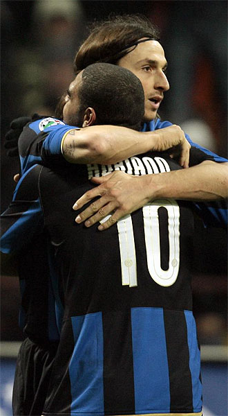 Zlatan Ibrahimovic y Adriano celebran un gol con el Inter ante la Roma