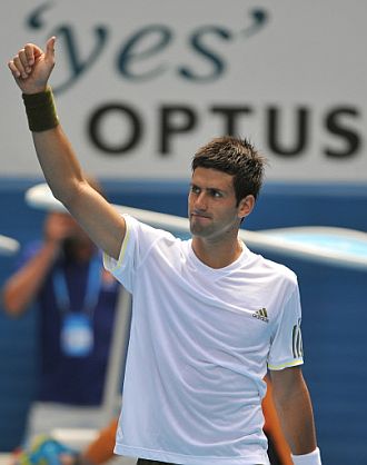 Novak Djokovic hace el gesto de 'OK' tras ganar a Jeremy Chardy en segunda ronda del Open de Australia 2009.
