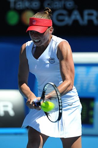 Vera Zvonareva en un lance del partido ante Magdalena Rybarikova en el Open de Australia 2009.