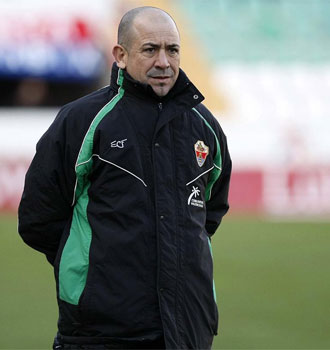 Claudio Barragn, entrenador del Elche, se expresa en un partido
