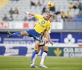 Miguel Garca salta por un baln ante un rival del Albacete