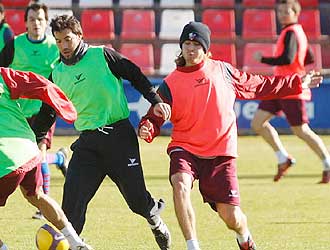 Sorribas pelea por un baln junto a Erice en un entrenamiento del Huesca