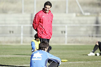 Luis Garca se dirige a sus jugadores durante un entrenamiento del Levante