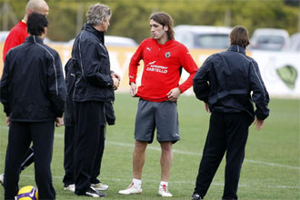 Gonzalo Rodr�guez charla con Pellegrini y el resto del cuerpo t�cnico durante un entrenamiento.