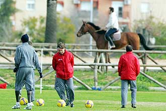 Esteban Vigo, durante un entrenamiento del Xerez... con un caballo al fondo
