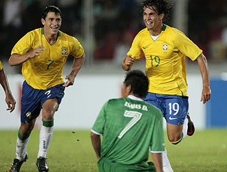 Tales y Giuliano celebran el tanto de la victoria de Brasil.