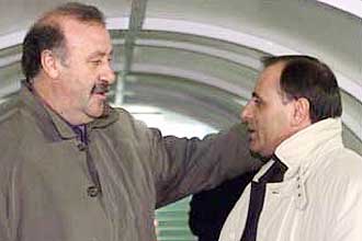Jos Ramn Corchado saluda a Del Bosque en el Salto del Caballo en diciembre de 2000