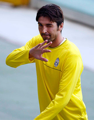 Buffon saluda a los fotgrafos tras un entrenamiento con la Juventus.