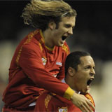 Adriano y Capel celebran un gol