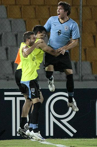 Leandro Cabrera celebra su gol con compaeros del banquillo.