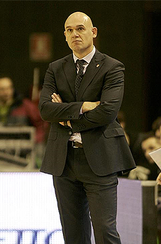 Spahija, entrenador del Pamesa, con rostro serio.
