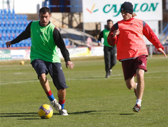 Erice persigue a Paco en un entrenamiento con el Huesca.