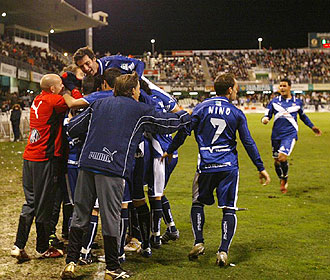 Los jugadores del Tenerife celebran en la banda de Castalia el empate ante el Castelln