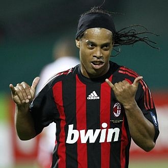 Ronaldinho celebrando un gol con el Milan