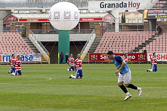 Los jugadores del Granada se arrodillaron durante un minuto en el partido ante el Melilla