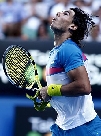 Rafa Nadal mira al cielo de Melbourne tras ganar a Fernando Gonzlez en cuartos de final.