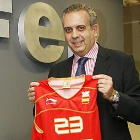 José Luis Sáez posando con la camiseta de España