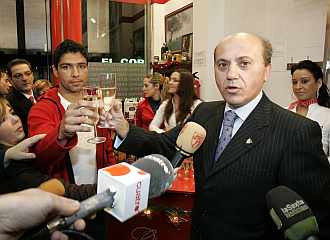 Del Nido brinda junto a Renato en la inauguracin de una tienda de alimentacin del Sevilla.