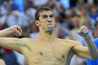 Michael Phelps celebra el oro de EEUU en el relevo 4X100 de los Juegos de Pekn