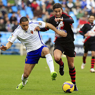 Yuma pelea un baln con Oliveira durante el partido de La Romareda