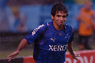 El brasileo Guilherme celebra un tanto con el Cruzeiro