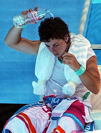 Carla Surez se refresca ante Elena Dementieva durante un descanso en el partido de cuartos de final del Open de Australia.