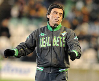 Francisco Chaparro, entrenador del Betis, se lamenta en la banda
