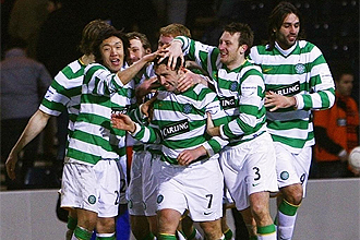 Los jugadores del Celtic celebran su pase a la final de la copa escocesa