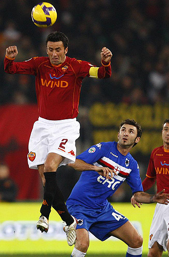 Panucci despeja un baln de cabeza en el choque ante la Sampdoria.
