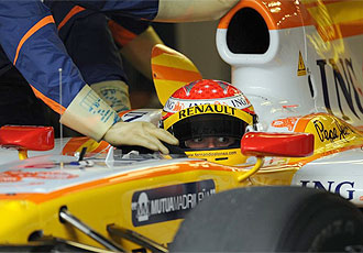 Fernando Alonso, en el 'box' de Renault durante los ensayos en Portugal