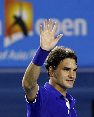Roger Federer saluda al respetable tras una victoria en el Open de Australia 2009.