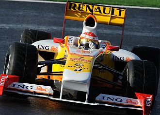 Fernando Alonso rueda con su nuevo Renault R29 en el circuito de Portimao